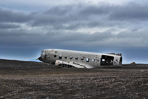 crushed plane on soil under gray sky during daytime, crashed plane under clouds HD wallpaper