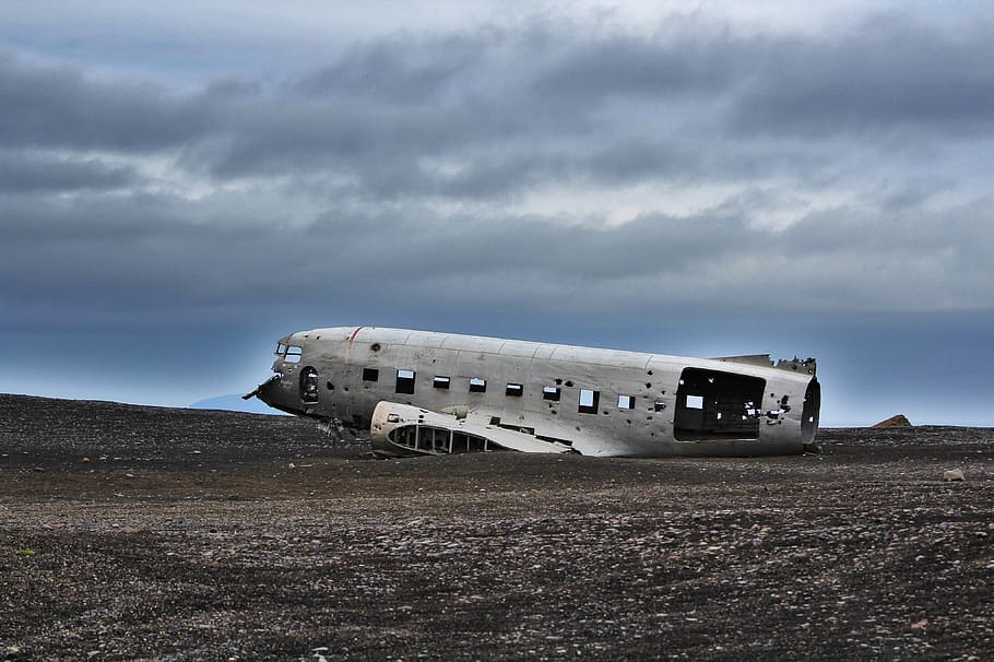 crushed plane on soil under gray sky during daytime, crashed plane under clouds, HD wallpaper