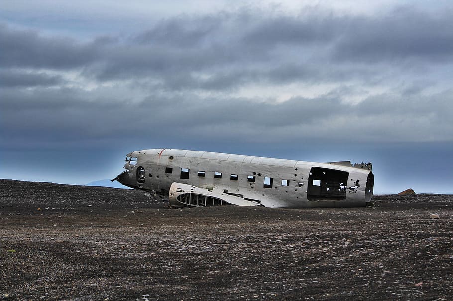 crushed plane on soil under gray sky during daytime, crashed plane under clouds HD wallpaper