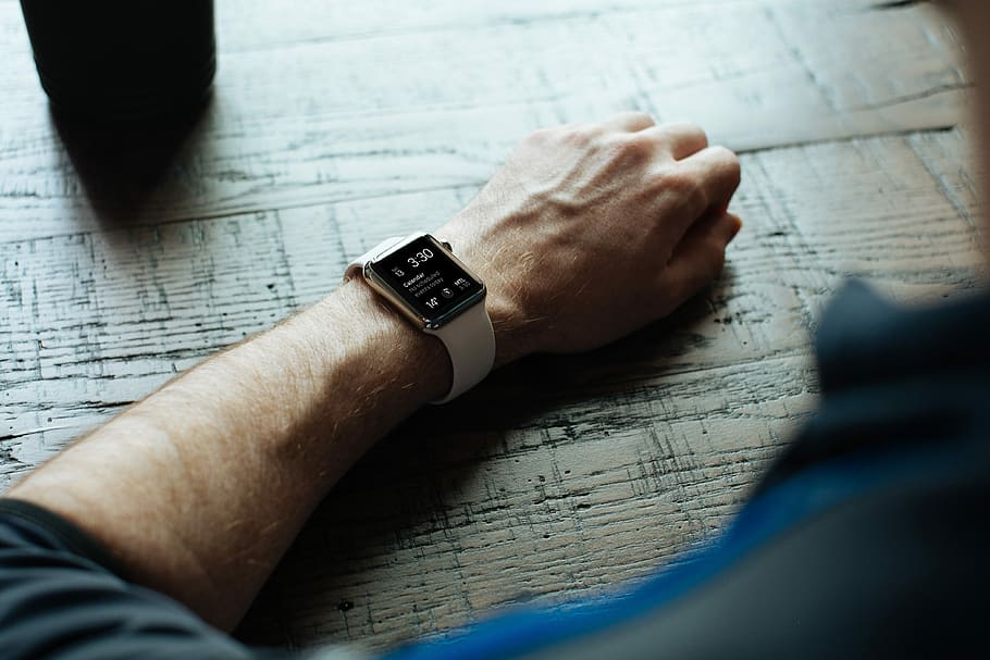 man wearing white smartwatch, person wearing white smartwatch HD wallpaper