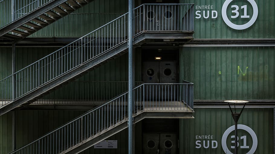 photo of empty staircase of Entree Sud 31, empty gray metal stairs at daytime HD wallpaper