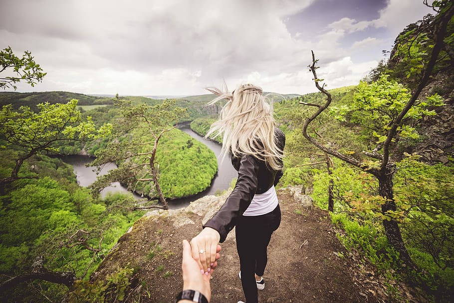 Courageous Woman Enjoys Dangerous Vyhlidka Maj Viewpoint, blonde HD wallpaper