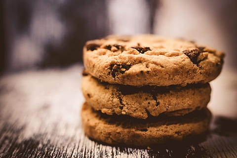 selective photo of three brown cookies on gray board, chocolate HD wallpaper
