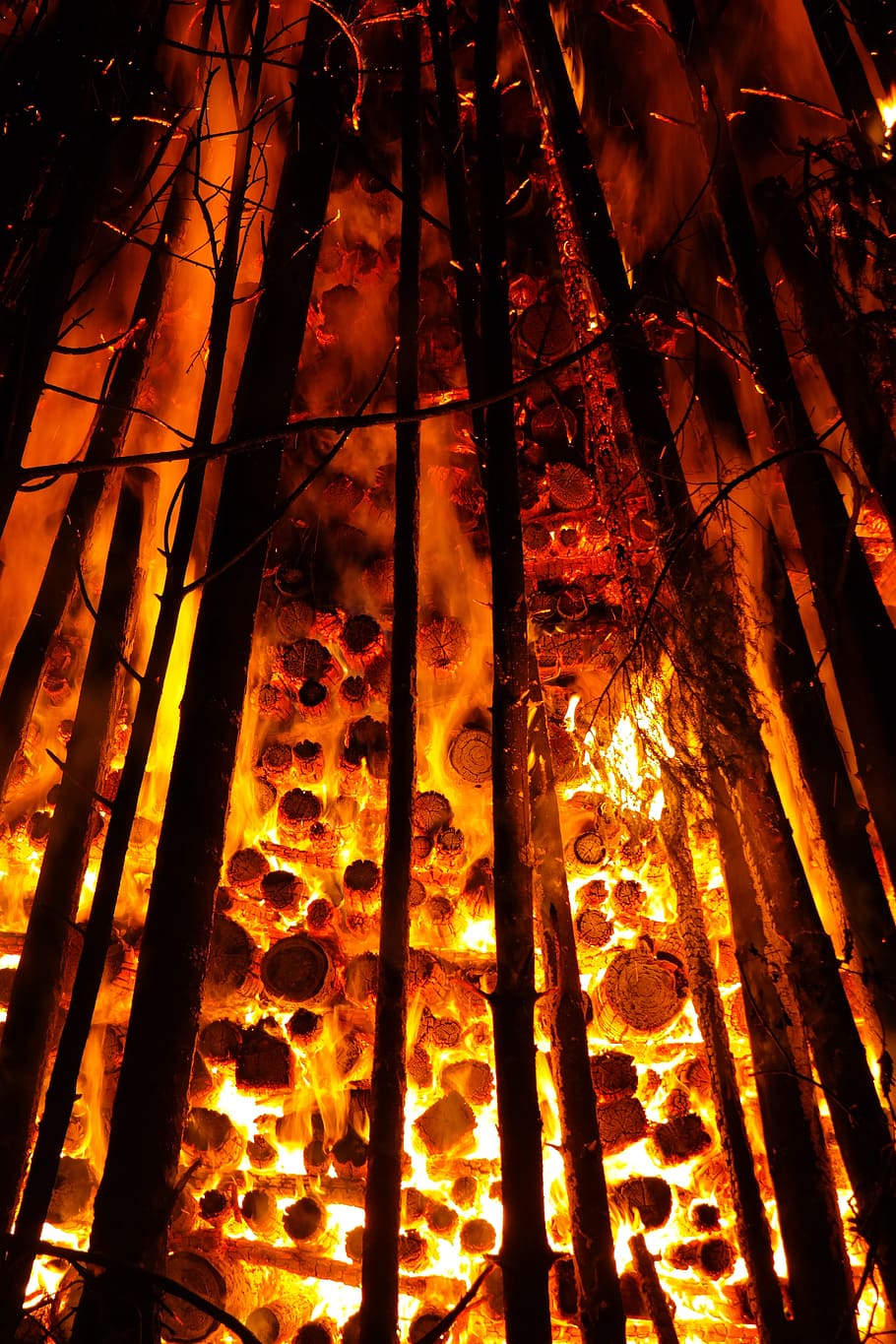 forest fire at night, embers, glow, wood, burn, holzstapel, glow oven
