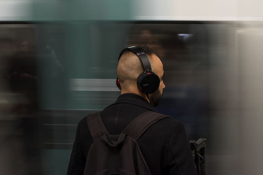 Man Wearing Black Headphones, commuters, guy, indoors, light HD wallpaper