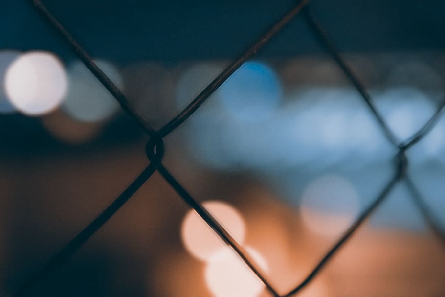 wire, bokeh, dark, night, close-up, focus on foreground, chainlink fence HD wallpaper