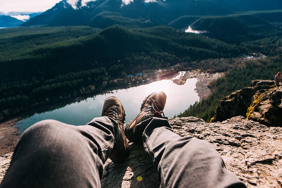 person sitting on mountain, person sitting on rock cliff, legs HD wallpaper