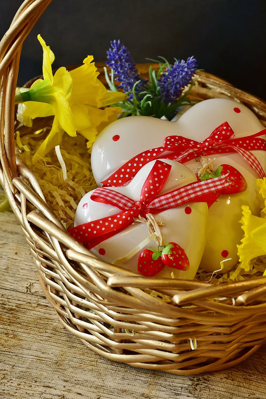 white heart party favor on wicker basket, daffodils, gift, easter HD wallpaper