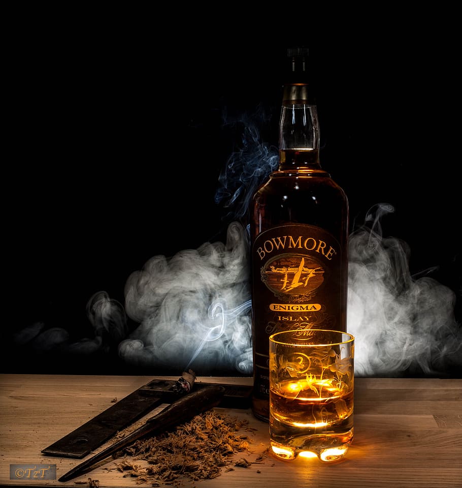 Bowmore wine bottle, Whisky, Angle, Sawdust, Smoke, liquor, black background