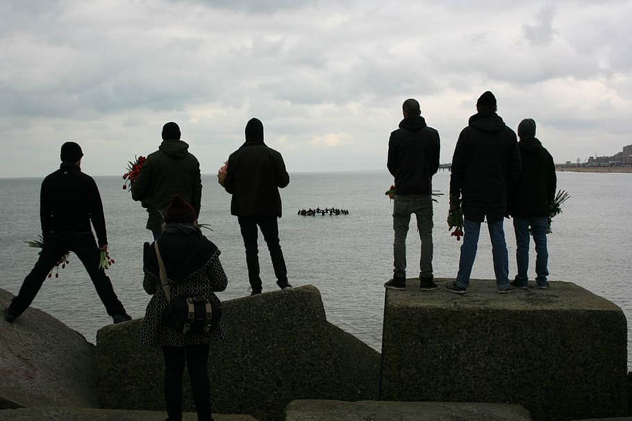 silhouettes, people, scheveningen, flowers, memorial, beach, HD wallpaper