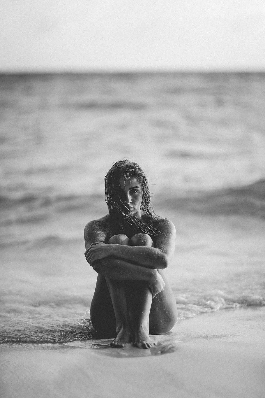 grayscale photo of woman on seashore, grayscale photo of  female sitting on sand beside seashore HD wallpaper