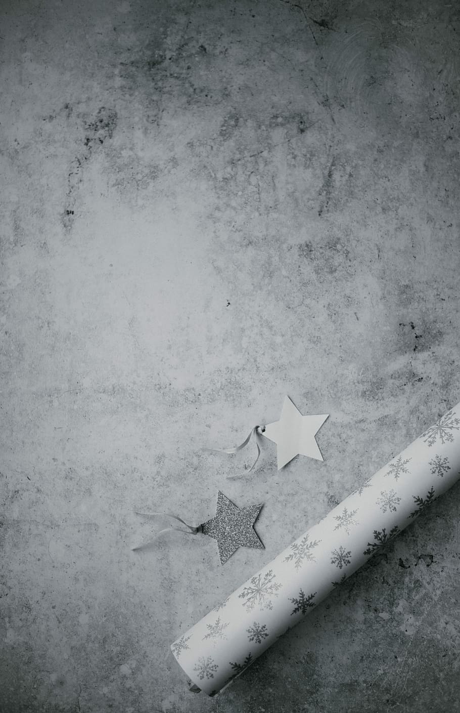 grayscale photo of star mat, white and gray snowflakes graphic rolled paper, HD wallpaper