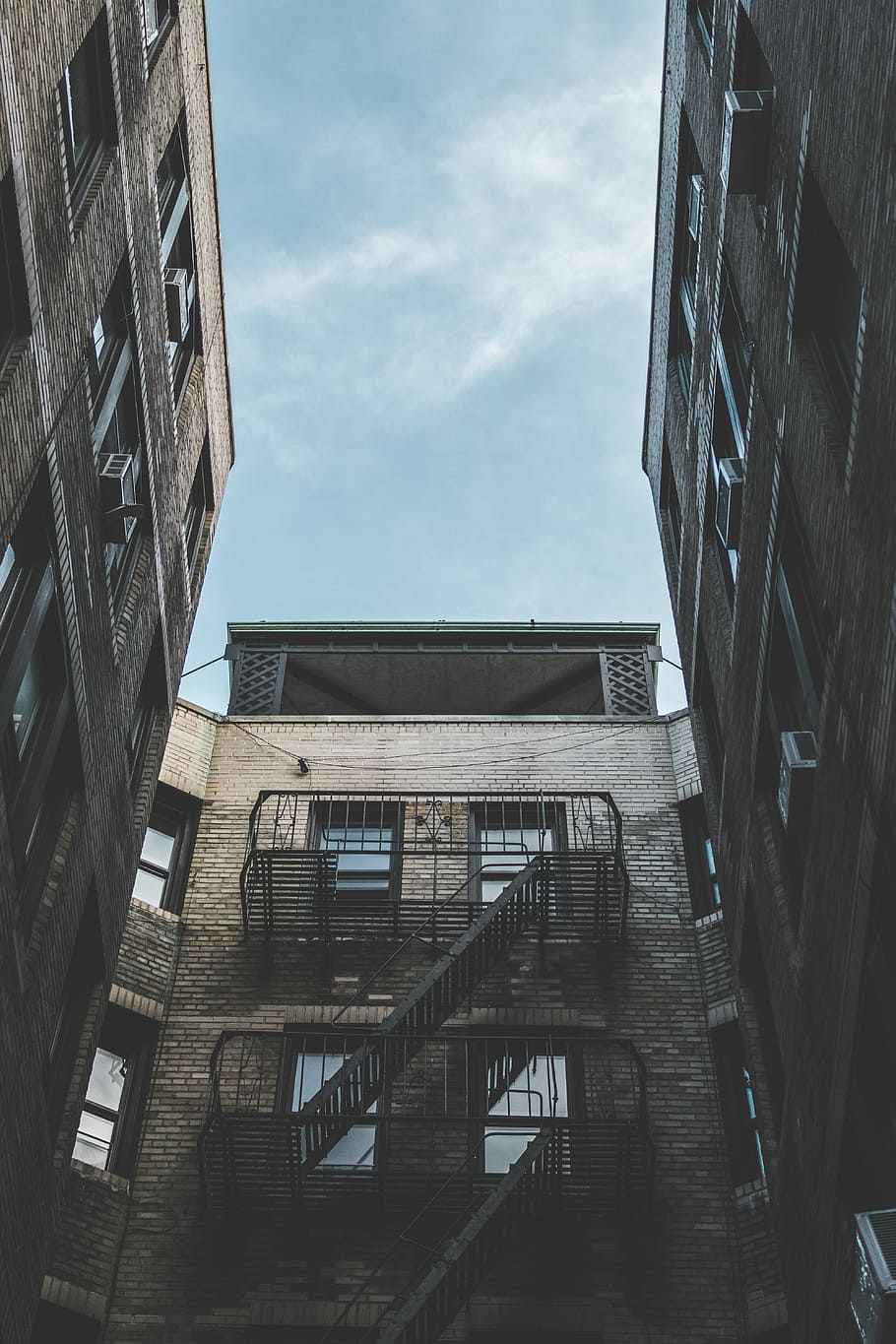 Up and up, photo of white high-rise building under blue sly, symmetrical, HD wallpaper