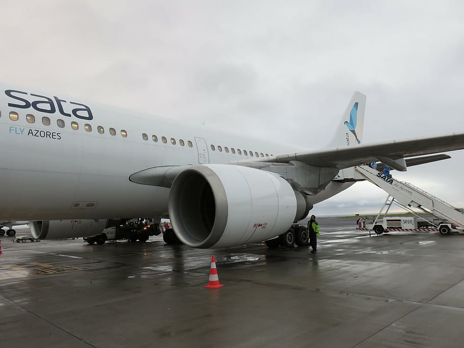 airplane, engine, aircraft, jet, wing, turbine, airport, ground crew HD wallpaper