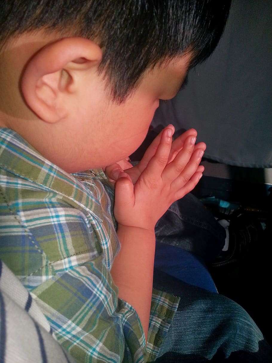 boy, young, praying, communing, petition, invoke, implore, prayerful HD wallpaper