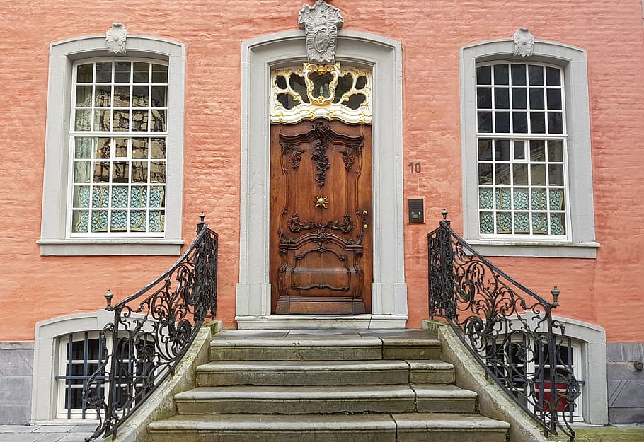closed brown wooden door of red brick building, architecture, HD wallpaper