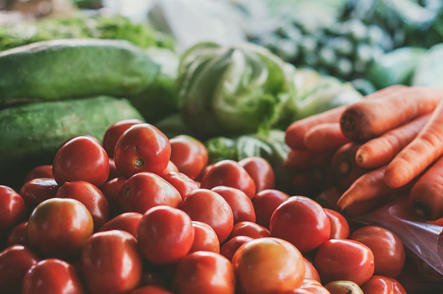 portrait photograph of vegetables, tomatoes, carots, market HD wallpaper