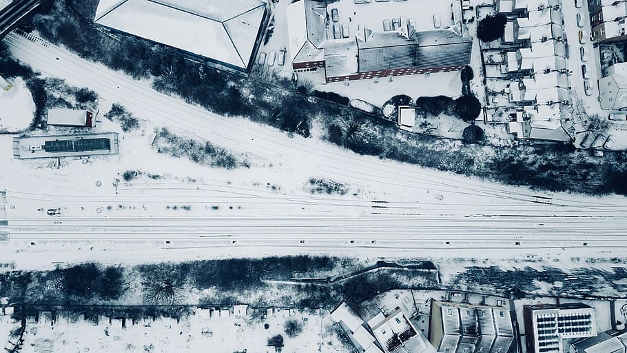 Bristol Snow - Tracks, aerial photo of snow-capped road near building HD wallpaper