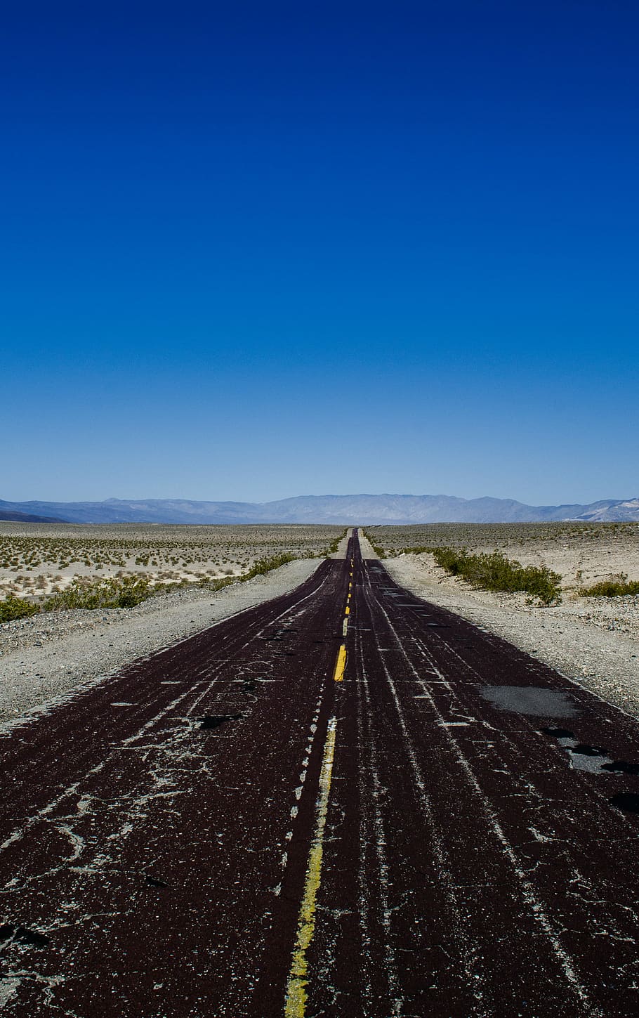 black and gray concrete road way, gray pave road during daytime HD wallpaper