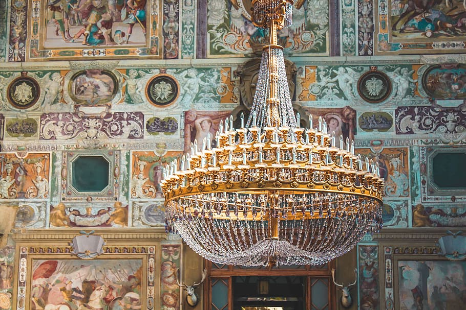 Large house in Florence, gold-colored clear crystal chandelier closeup photography HD wallpaper