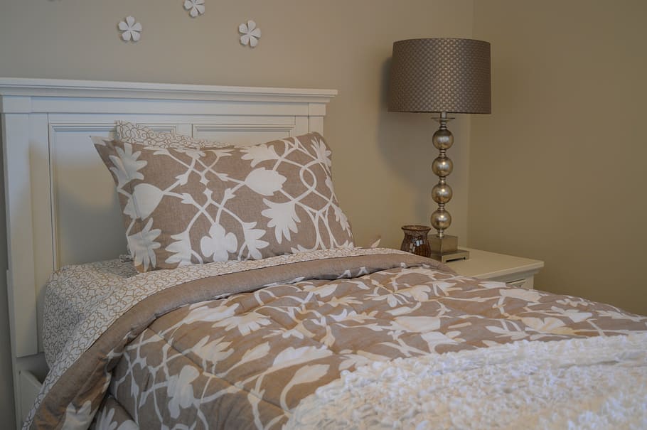 white and gray quilt set, bed, bedroom, lamp, headboard, bedding HD wallpaper