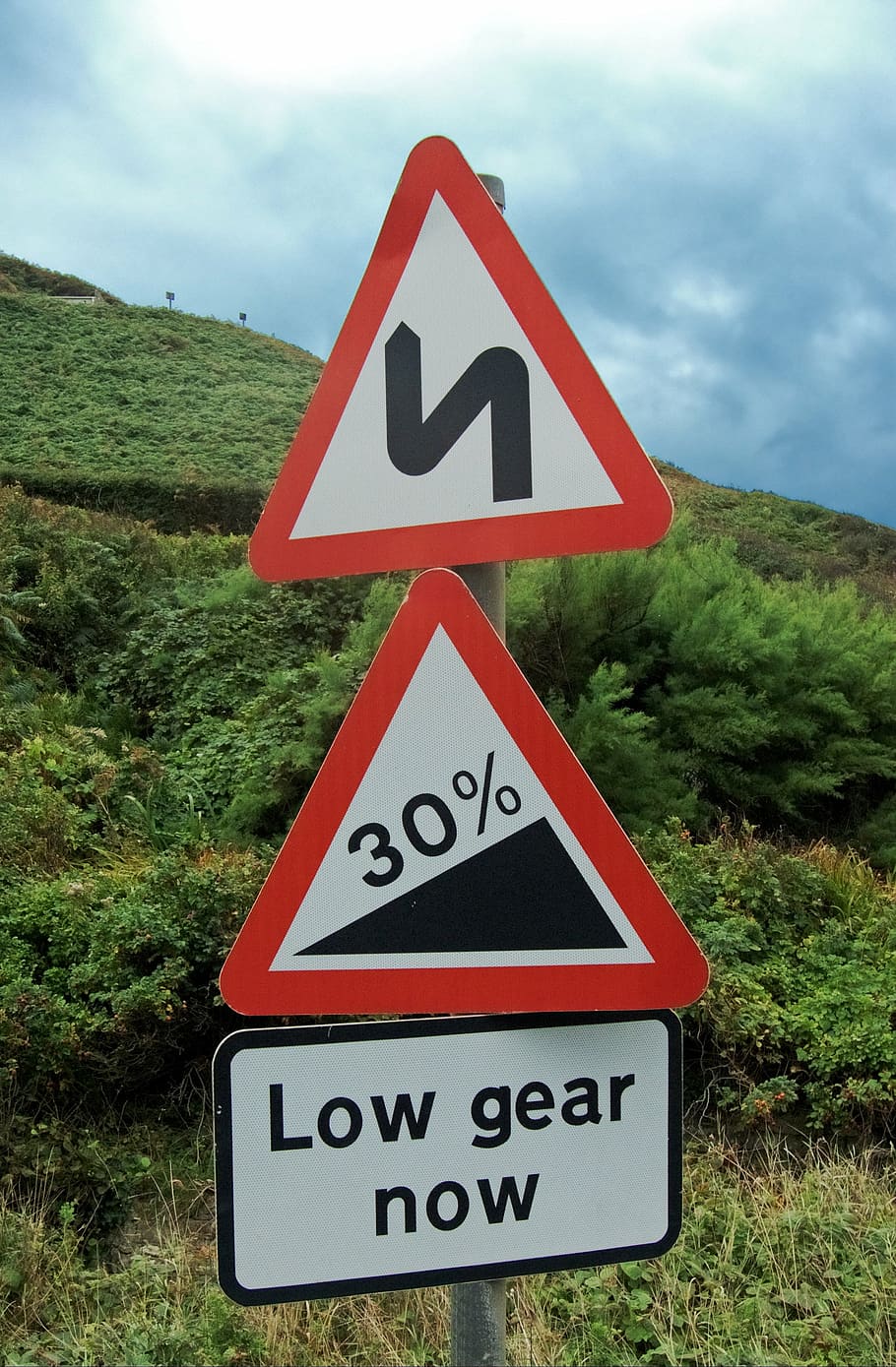 slippery road sign in close-up photography, hazard, warning HD wallpaper