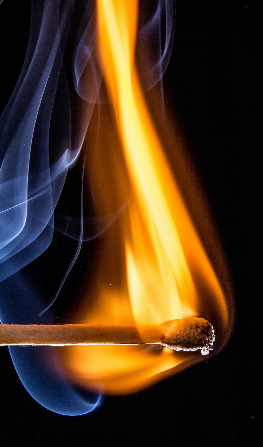 close-up photography of match stick flame, match head, sticks