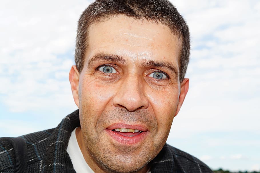man smiling in front of camera, funny, confused, joy, happiness HD wallpaper