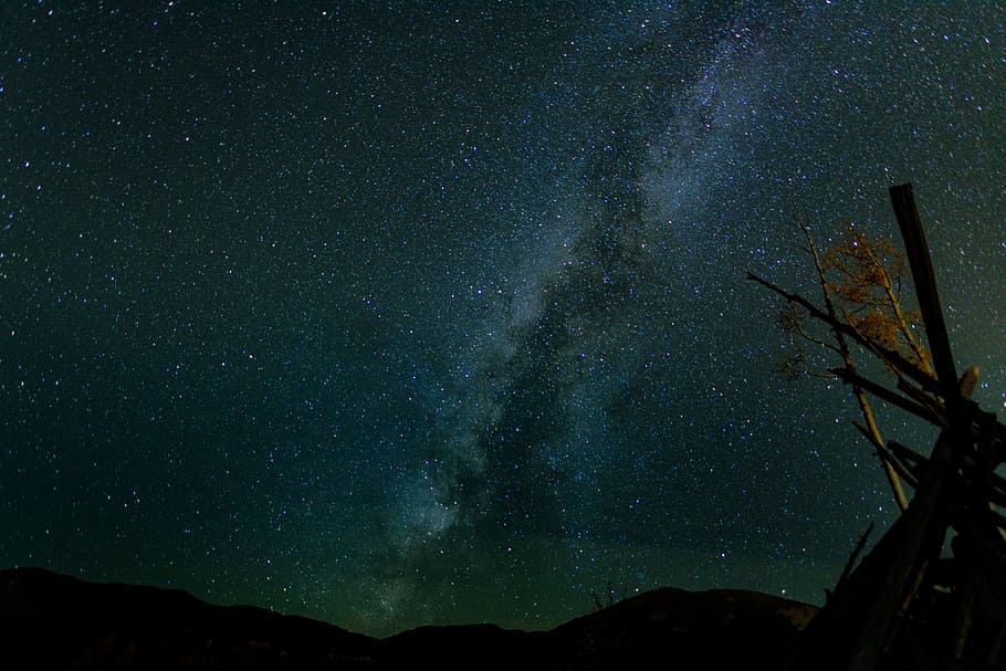 photo night sky, silhouette of mountain under blue sky, stars HD wallpaper