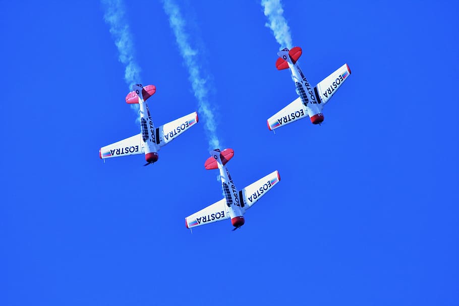 air-show-aircraft-formation-aerobatic-manoeuvres.jpg