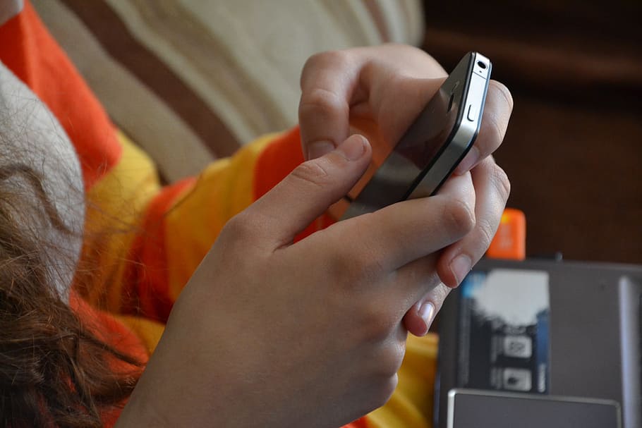 woman using phone, iphone 4, meaning, telegon, cellular phone HD wallpaper