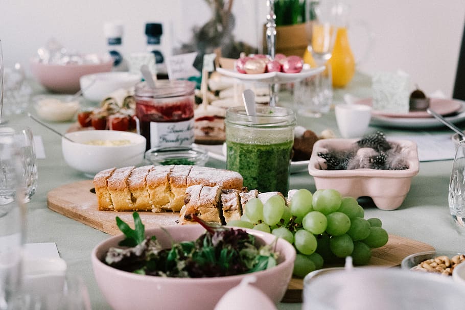 cooked vegetables in bowl, closeup photography of assorted foods on table HD wallpaper
