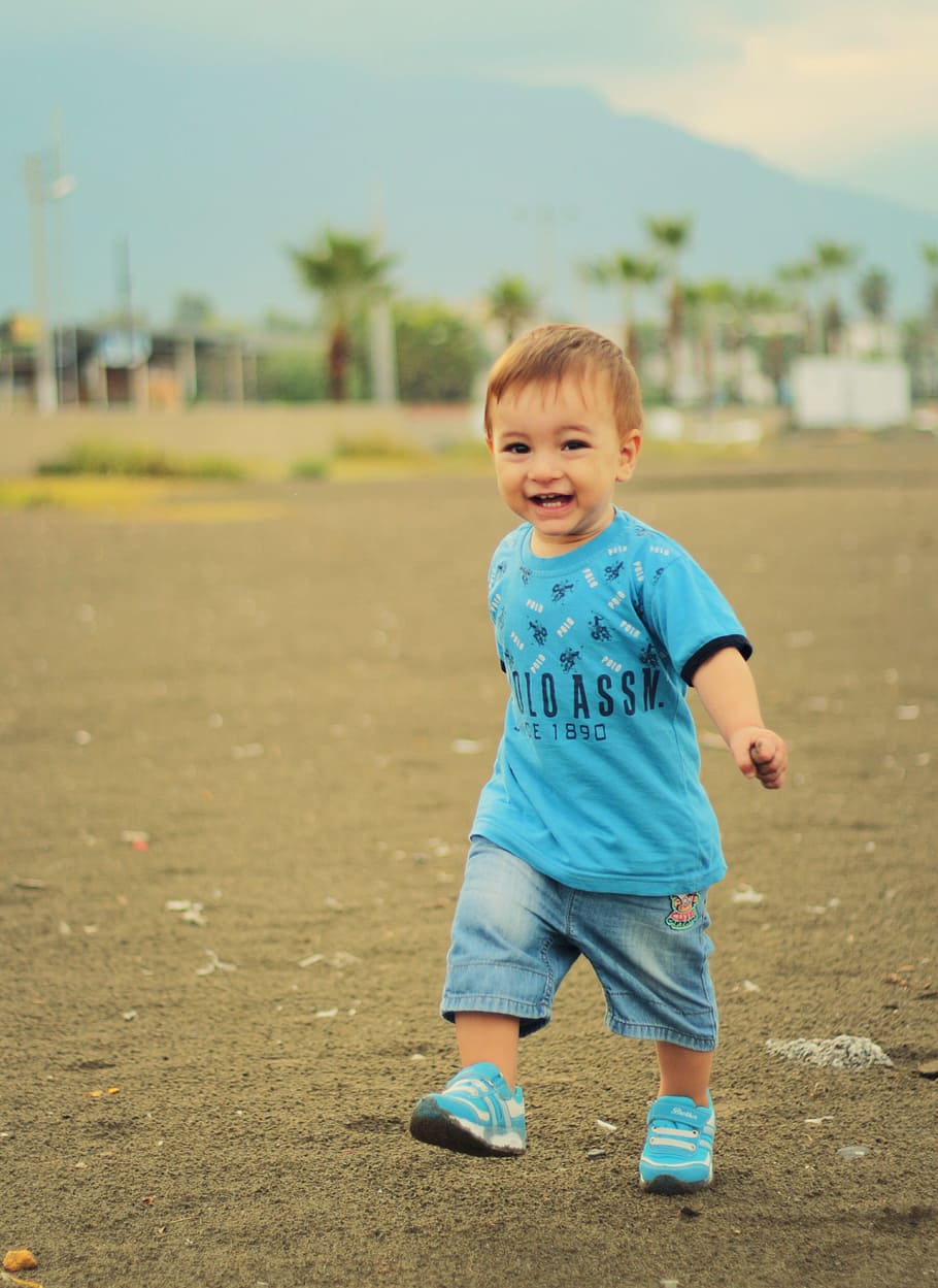 boy wearing blue T-shirt running on brown sand, baby, child HD wallpaper