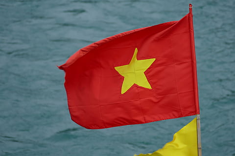 Flag of Vietnam, halong, flutter, blow, red, star, sea, yellow HD wallpaper