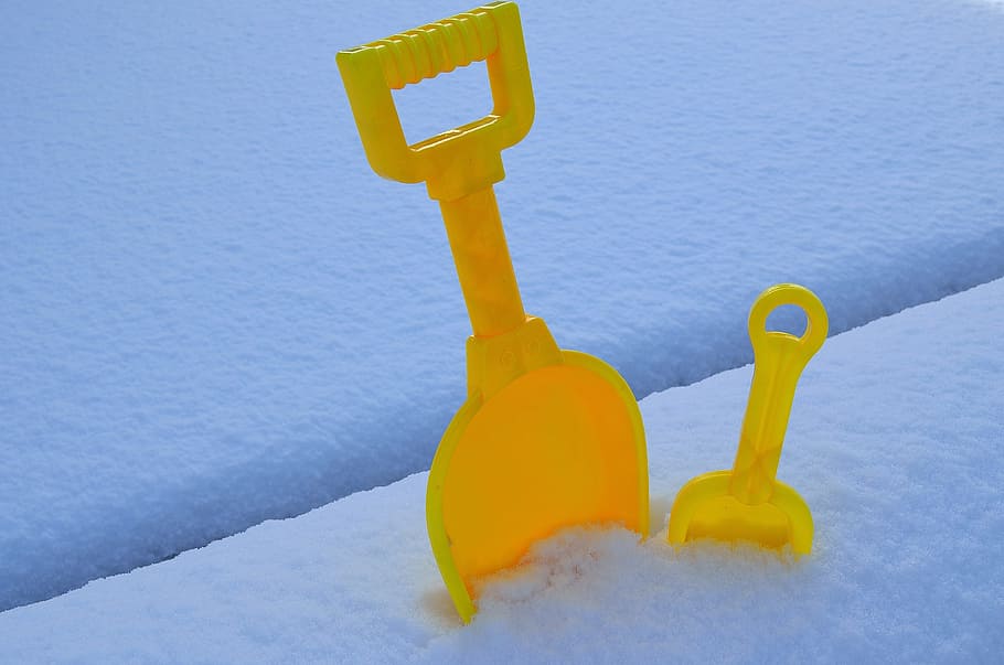 Spade, Snow, Macro, Seasons, Winter, white, background, yellow HD wallpaper