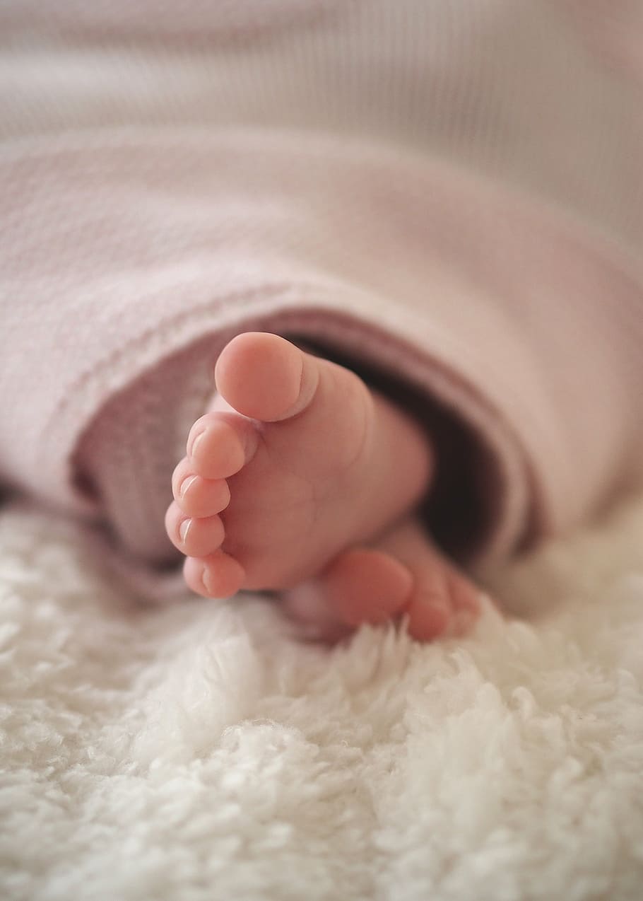person lying on bed, feet, baby, babies, baby feet, newborn, child, HD wallpaper