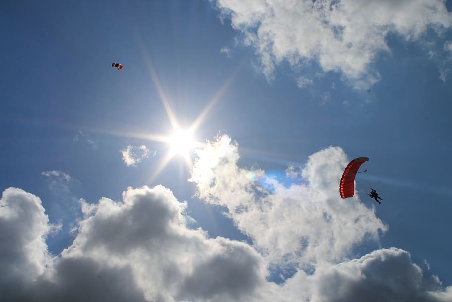 parachute, sky, jumping, float, air, flying, blue, dom, clouds HD wallpaper