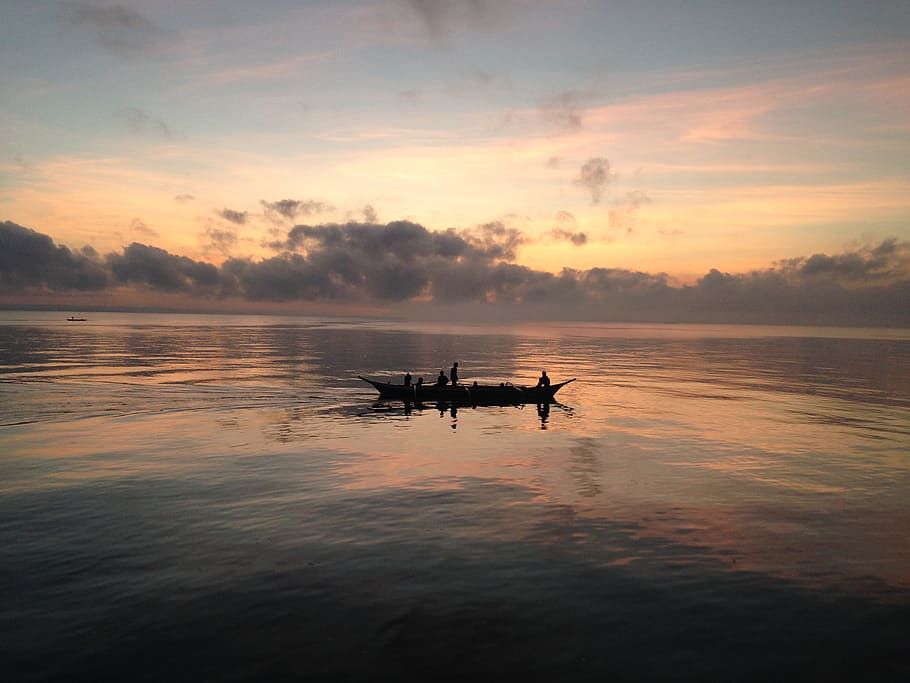 person riding on boat during golden hour, silhouette of people riding on boat at daytime, HD wallpaper