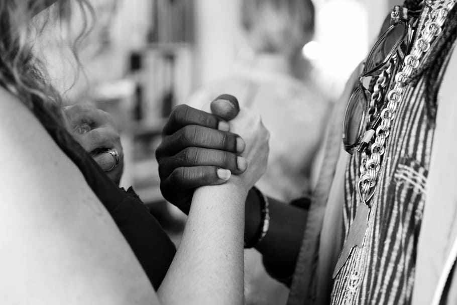 grayscale photo of man and woman holding their hands, grayscale photo of two person holding hands HD wallpaper