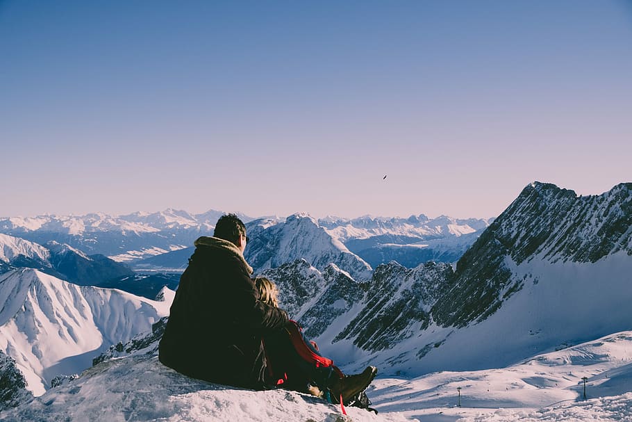 man and woman on top of peak, person sitting on a snow mountain HD wallpaper