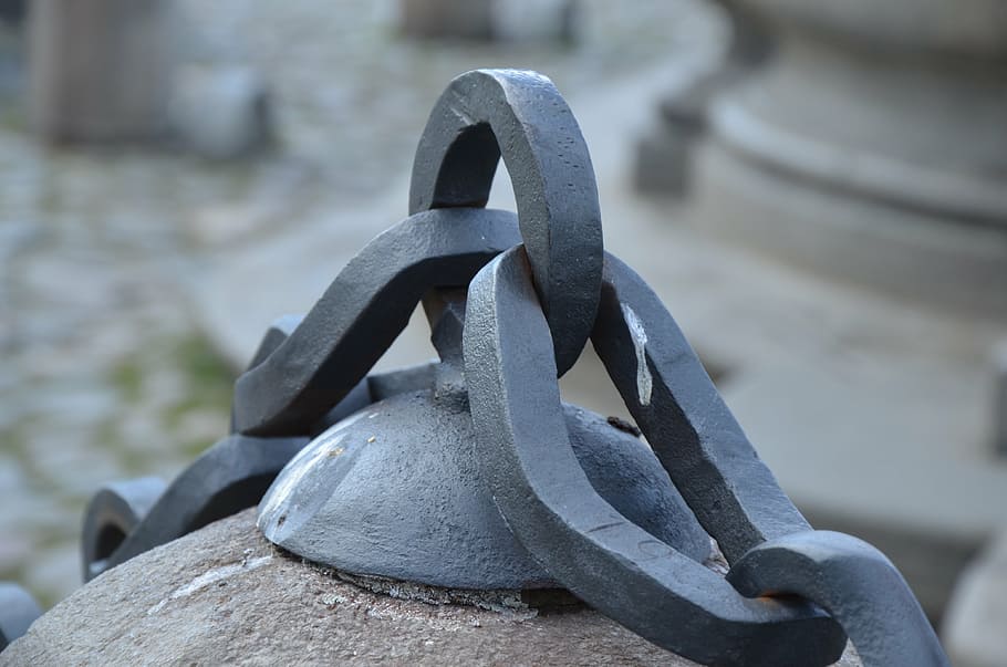 chain, column, square, budějovice, winter, metal, close-up HD wallpaper