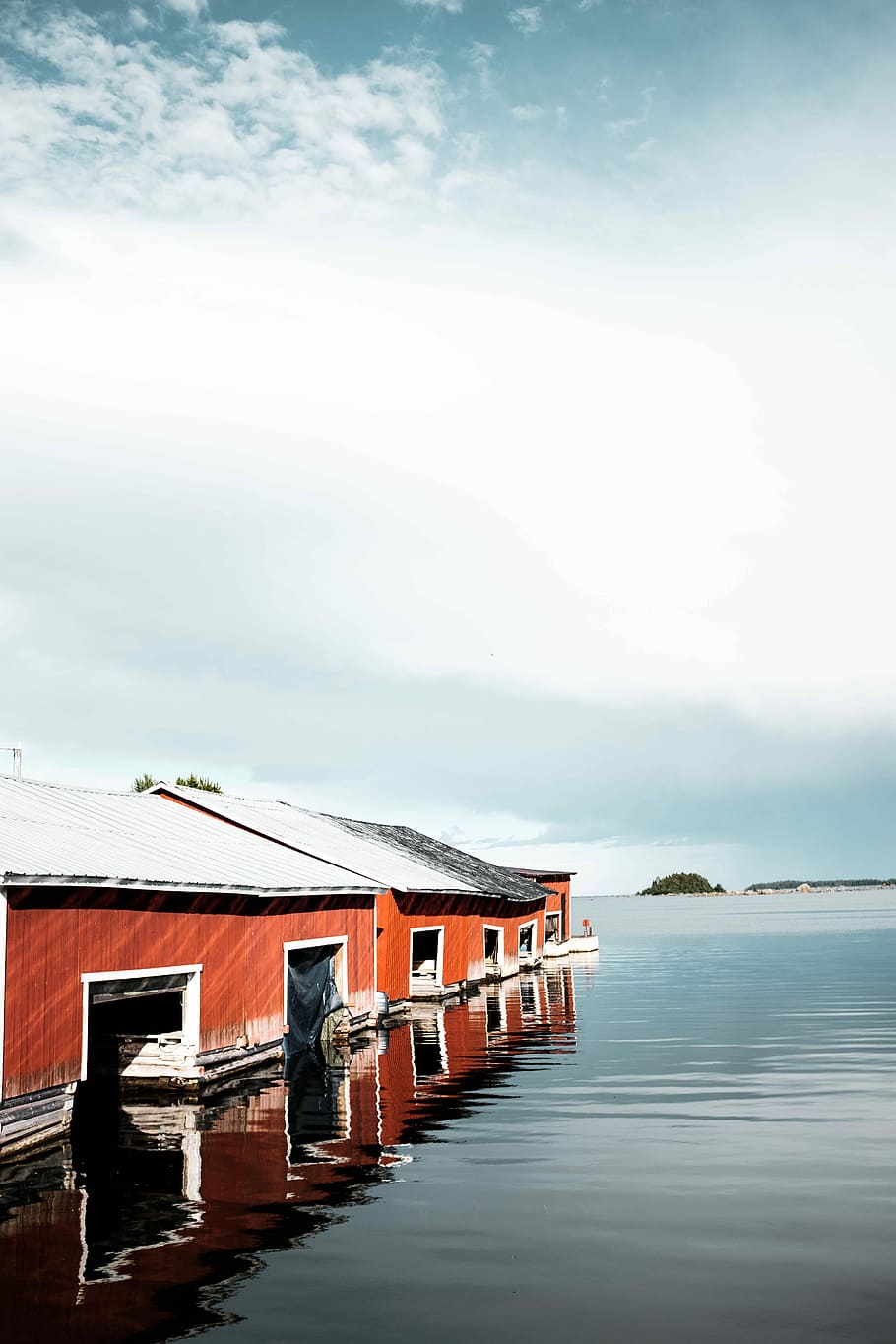 brown houses surrounded by body of water during daytime, red houses on body of water HD wallpaper