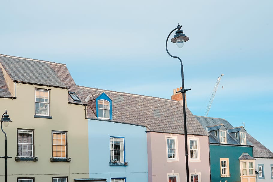 concrete houses near street light, closeup photo of assorted-color houses near outdoor post lamp HD wallpaper