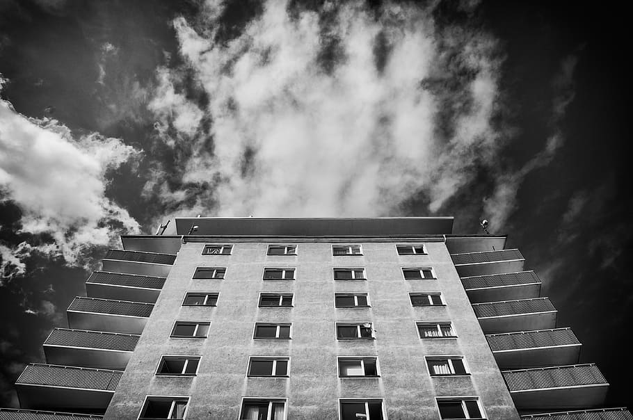 grayscale photo of concrete building, blanco y negro, nube, edificio