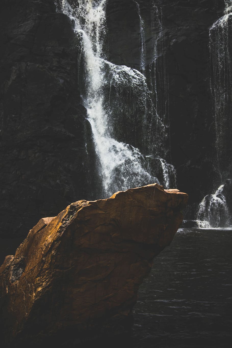 waterfalls near rock, stone formation near waterfalls, wallpaper HD wallpaper