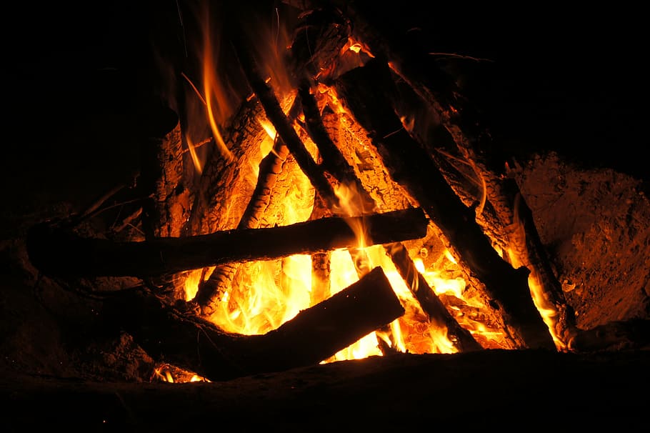 fire, campfire, flame, heiss, burn, wood, blaze, burning, fire - natural phenomenon HD wallpaper