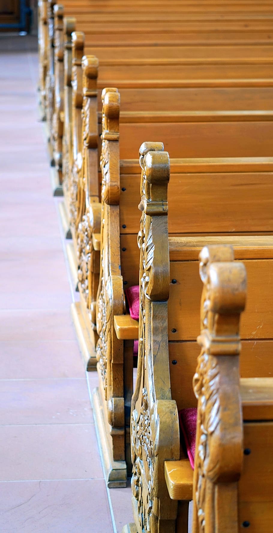 Wood prayer. Роликовые скамьи в церкви.