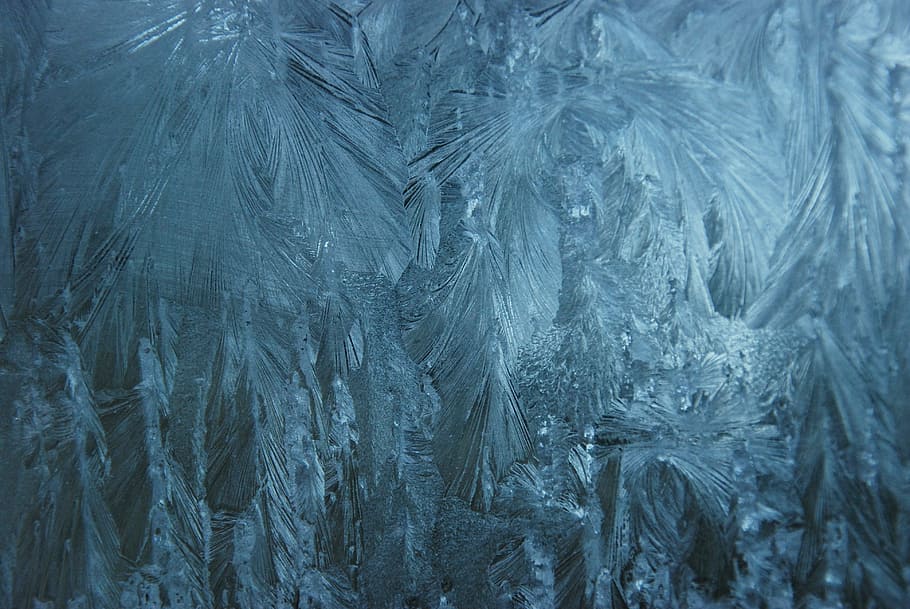 shallow focus of snow crave, ice, eiskristalle, window, frozen