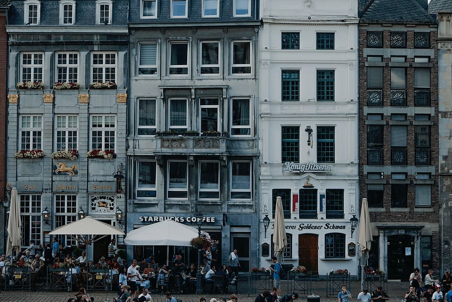 group of people walking in front of concrete building, buildings HD wallpaper