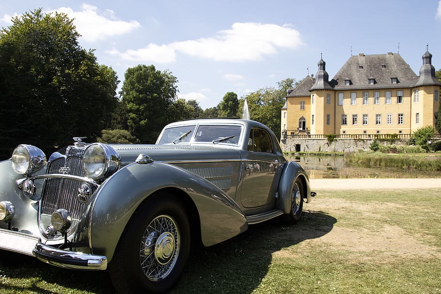 Castle car. Castle автомобиль. Красивые авто у замка. Касл кар автомобили. Белый замок автомобили.